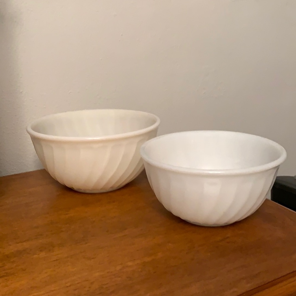 Vintage Fire King Set of 2 White Swirl Mixing Bowls 8” & 7” Good Condition